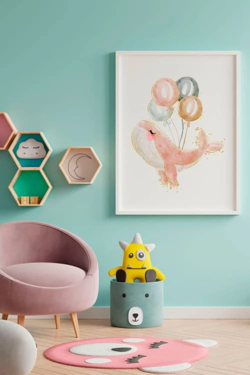 Crochetts Décoration Murale Enfant Impression De Baleine Rose Ballon Encadrée En Bois Blanc 43X33 Cm 2 Crochetts Décoration Murale Enfant Impression De Baleine Rose Ballon Encadrée En Bois Blanc 43X33 Cm – Image 2