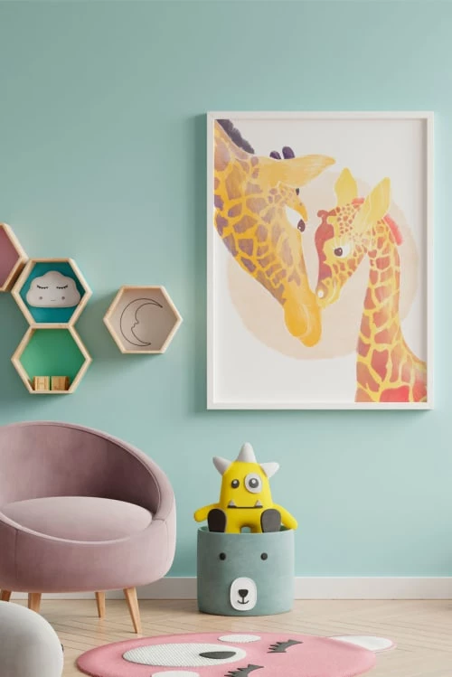 Crochetts Décoration Murale Enfant Impression De Girafe Fantasy Encadrée En Bois Blanc 43X33 Cm 2 Crochetts Décoration Murale Enfant Impression De Girafe Fantasy Encadrée En Bois Blanc 43X33 Cm – Image 2