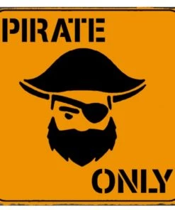 Wadiga Décoration Murale Enfant Plaque Décorative Murale Métal Pirate Only - 25x25cm