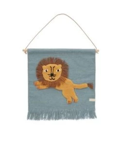 OYOY Living Design Décoration Murale Enfant Tapis Mural Lion Sauteur Bleu 95% Laine 5% Coton 55x52cm